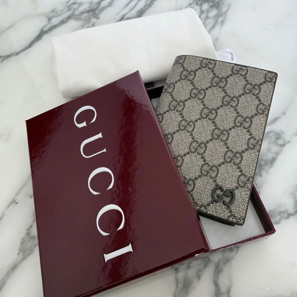 Gucci GG Supreme Canvas Bifold Passport Case Wallet Brown 795229